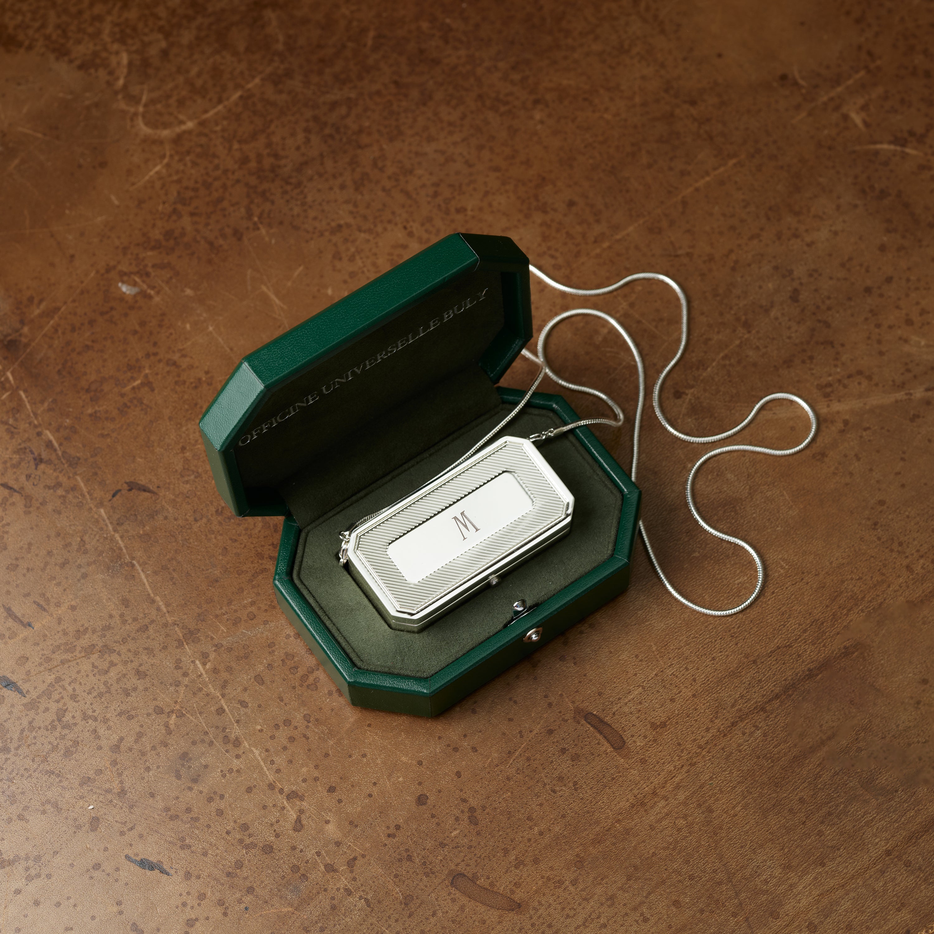 baume métallique hydratant avec son écrin ouvert